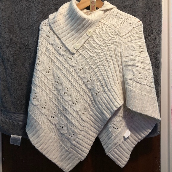 knitted poncho - Picture 1 of 3